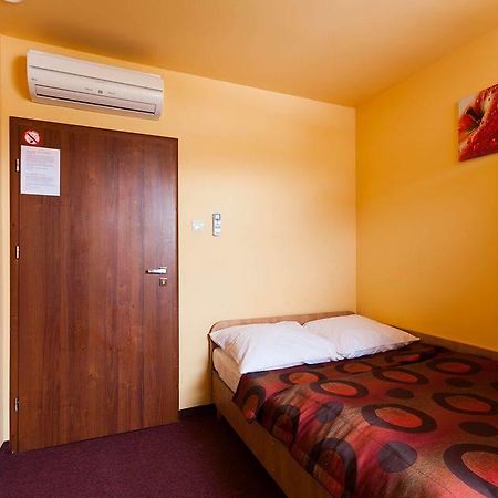 Hotel Paola Кутно Екстер'єр фото