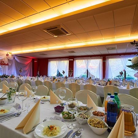 Hotel Paola Кутно Екстер'єр фото