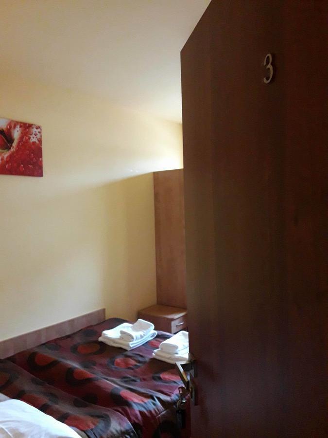 Hotel Paola Кутно Екстер'єр фото